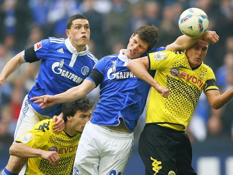 Borussia Dortmund hat in einer hart umkämpften Partie den FC Schalke 04 mit 2:1 besiegt. Sebastian Kehl erzielte den entscheidenden Treffer.