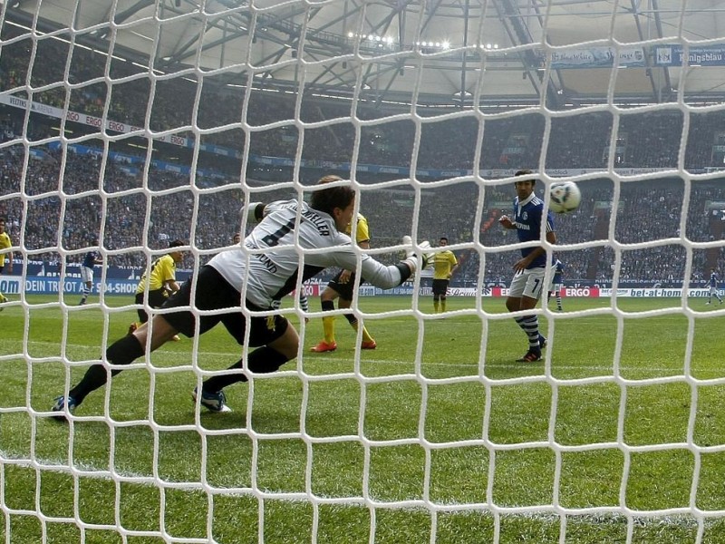 Borussia Dortmund hat in einer hart umkämpften Partie den FC Schalke 04 mit 2:1 besiegt. Sebastian Kehl erzielte den entscheidenden Treffer.