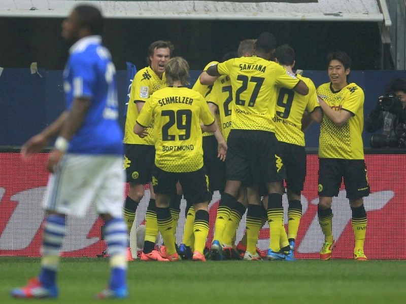 Borussia Dortmund hat in einer hart umkämpften Partie den FC Schalke 04 mit 2:1 besiegt. Sebastian Kehl erzielte den entscheidenden Treffer.