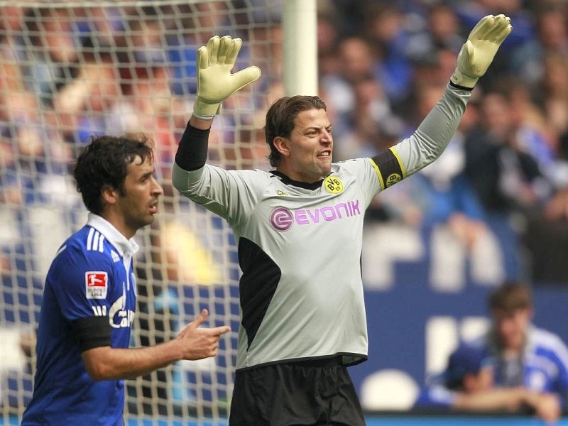 Borussia Dortmund hat in einer hart umkämpften Partie den FC Schalke 04 mit 2:1 besiegt. Sebastian Kehl erzielte den entscheidenden Treffer.