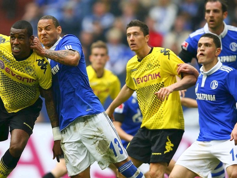 Borussia Dortmund hat in einer hart umkämpften Partie den FC Schalke 04 mit 2:1 besiegt. Sebastian Kehl erzielte den entscheidenden Treffer.