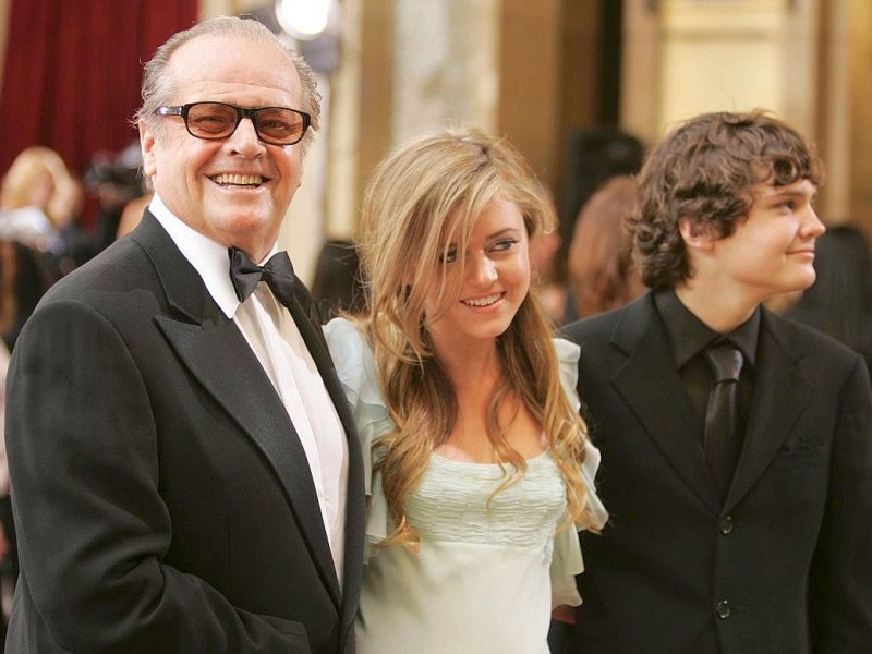 Oskarpreisträger Jack Nicholson geht mit seinen Kindern Lorraine und Raymond bei der 78. Oskarverleihung über den roten Teppich.