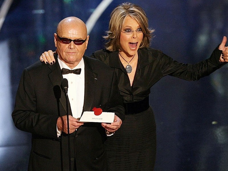 Hier ist Jack Nicholson mit seiner Filmpartnerin Diane Keaton auf der Bühne. Bei der 79. Oskarverleihung holte Nicholson den Gewinner der Kategorie Bester Film auf die Bühne.