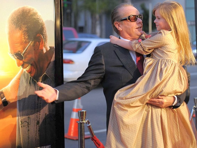 Jack Nicholson bei der Filmpremiere zu dem Film Das Beste kommt zum Schluss mit der jungen Schauspielerin Taylor Ann Thompson auf dem Arm.