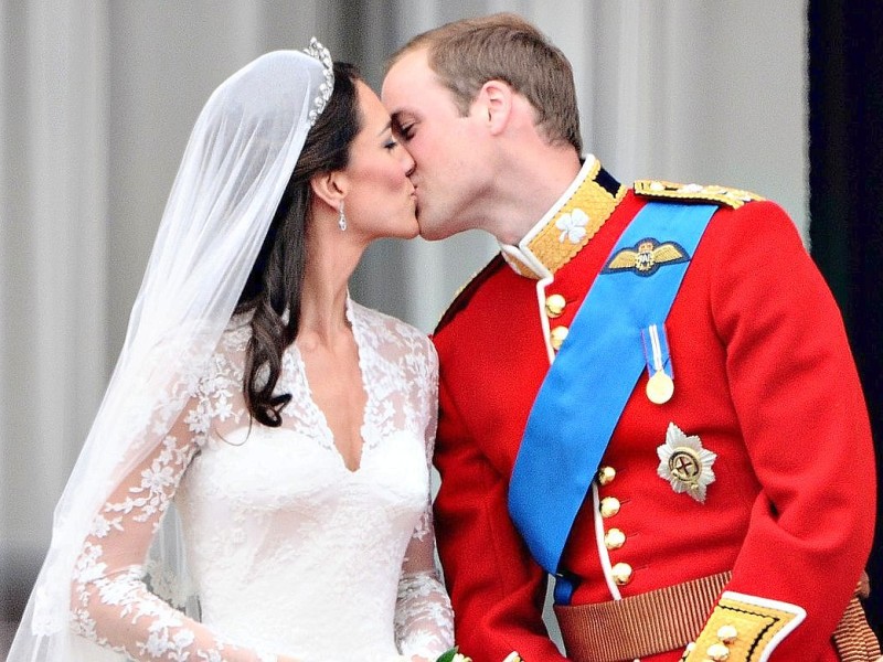 Der Kuss des Jahres 2011: Prinz William küsst seine frischgebackene Frau Kate nach der Hochzeitszeremonie auf einem Balkon des Buckingham-Palastes. William und Kate feiern am 29. April ihren ersten Hochzeitstag. Kate trägt seit der Hochzeit den offiziellen Titel Catherine Mountbatten-Windsor, Herzogin von Cambridge.
