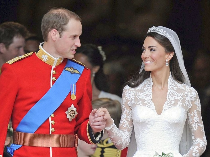 Mit einem Strahlen auf den Gesichtern verlassen William und Kate die Westminster-Abtei.