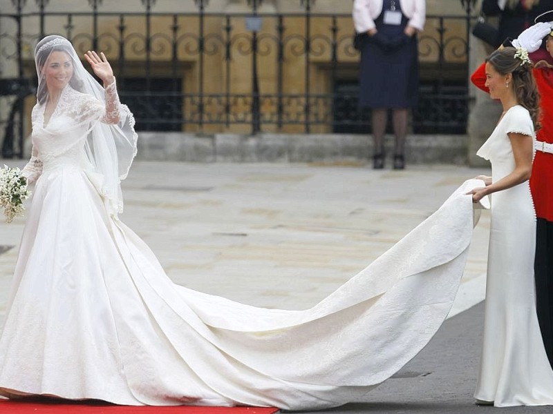 Ein Traum in Weiß: Schwester und Trauzeugin Pippa Middleton half Kate mit der 2,70 Meter langen Schleppe des Hochzeitskleides in die Westminster-Abtei. Entworfen hatte das Kleid Sarah Burton, die Kreativdirektorin des britischen Modehauses Alexander McQueen.
