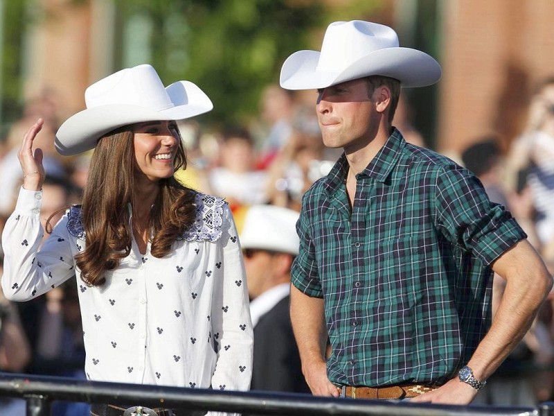 Bei einem Empfang der kanadischen Regierung in Calgary zeigt sich das Paar gut gelaunt mit Cowboy-Hüten.