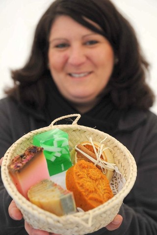 Am Sonntag 29.04.2012 gab es den Blumen- und Bauernmarkt auf dem Rathausparkplatz in Alpen.Im Bild: Jennifer Haberkorn aus Rheinberg verkauft Seifen aus eigener Herstellung.Foto: Markus Joosten / WAZ FotoPool