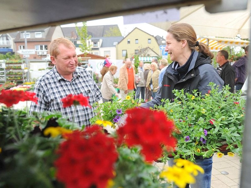 Am Sonntag 29.04.2012 gab es den Blumen- und Bauernmarkt auf dem Rathausparkplatz in Alpen.Foto: Markus Joosten / WAZ FotoPool