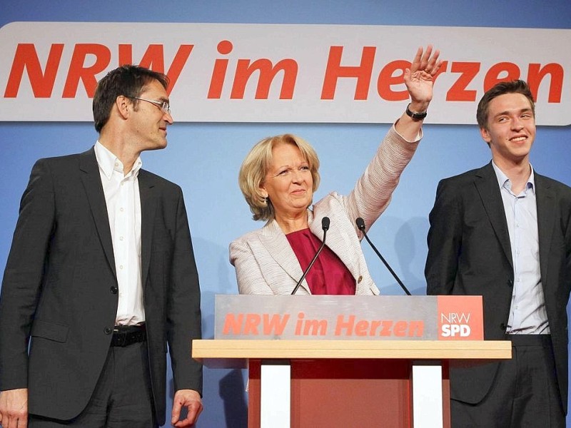 ..trat die Ministerpräsidentin mit ihrem Ehemann Udo und Sohn Jan vor die SPD-Anhänger und...