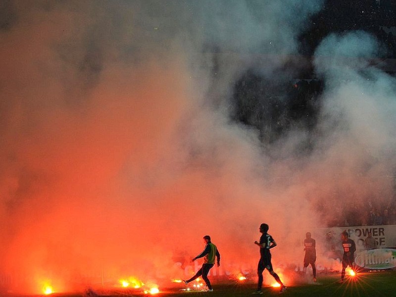 Berliner Fans warfen bengalische Feuer auf den Platz.