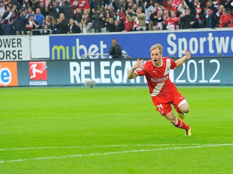 Maximilian Beister freut sich über sein Tor zum 1:0 für Düsseldorf in der 1. Minute.