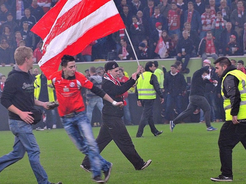 Düsseldorf-Fans stürmen den Platz noch vor Spielschluss.