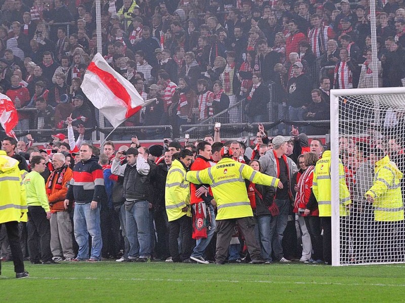 Düsseldorf-Fans stürmen den Platz noch vor Spielschluss.