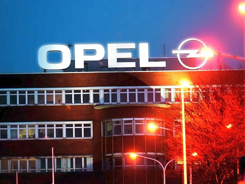Die Mitarbeiter des Opel-Werks 1 in Bochum müssen immer wieder um ihre Jobs bangen. Der Autobauer will die Produktion des Modells Astra ab 2015 ins Ausland zu verlagern.