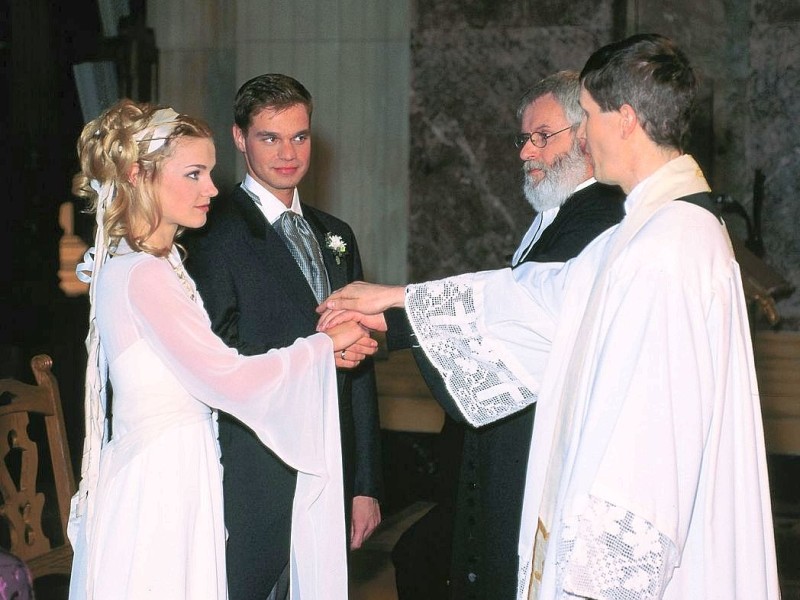 Das glückliche Brautpaar Flo (Rhea Harder) und Andy (Raphael Schneider) wird von einem katholischen (Georg Leumer) und einem evangelischen Pfarrer (Mathias Kunze) ökumenisch getraut.