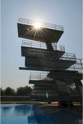 Am Donnerstag, 24.05.2012, in Moers. Das Freibad Solimare ist eröffnet. Hier: der 10m Sprungturm wartet auf die ertsen Wagemutigen . Foto: Volker Herold / WAZ FotoPool