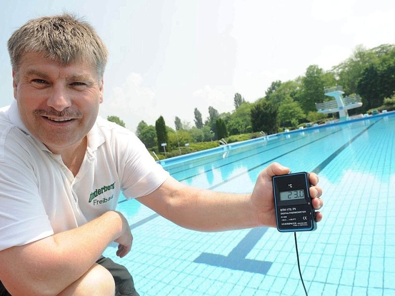 Am Dienstag 22.05.2012 wurde die Temperatur des Wassers von Schwimmmeister Karl-Heinz Poll (47) des Underberg Feibades in Rheinberg gemessen.Foto: Markus Joosten / WAZ FotoPool