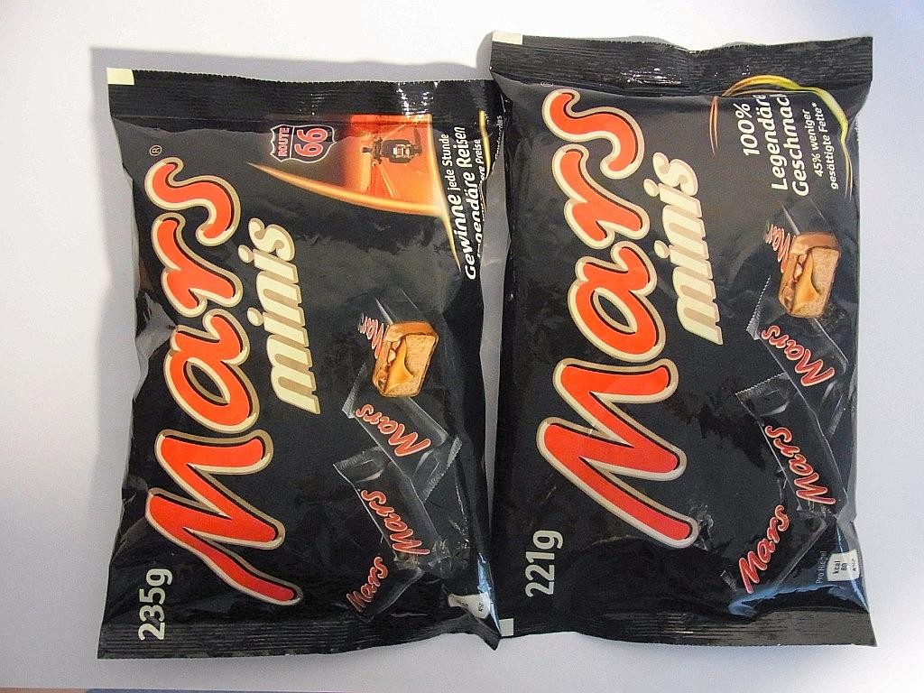 In einer Packung Mars mini waren früher 235 Gramm, heute sind es 221 Gramm. Der Preis liegt aber laut Verbraucherzentrale weiterhin bei 1,99 Euro.
