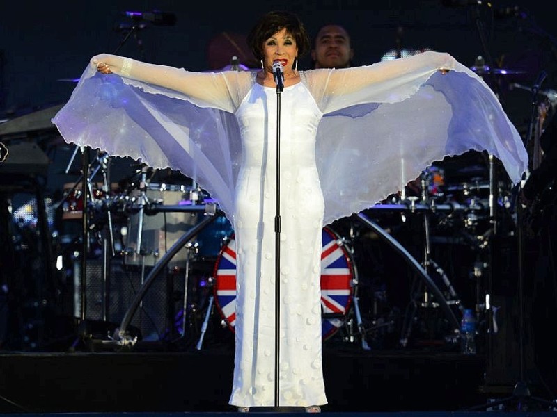 Auch Sängerin Shirley Bassey war mit dabei und sang anlässlich des Diamond Jubilee der Queen  ihren Song Diamonds are forever.