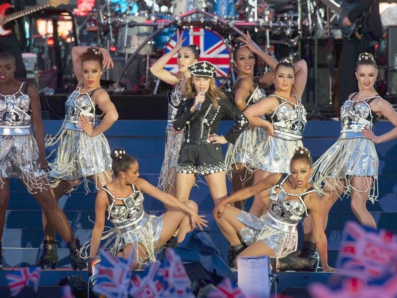 Die australische Sängerin Kylie Minogue performt bei dem Jubiläumskonzert in London.