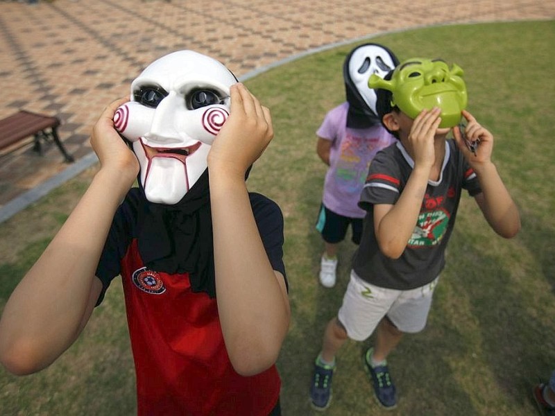 An Grundschüler in Südkorea wurden gleich ganze Masken verteilt.
