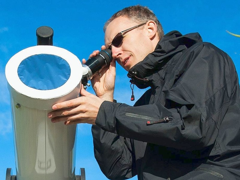 Im russischen Minsk betrachtet dieser Mann den Venustransit durch ein Teleskop.