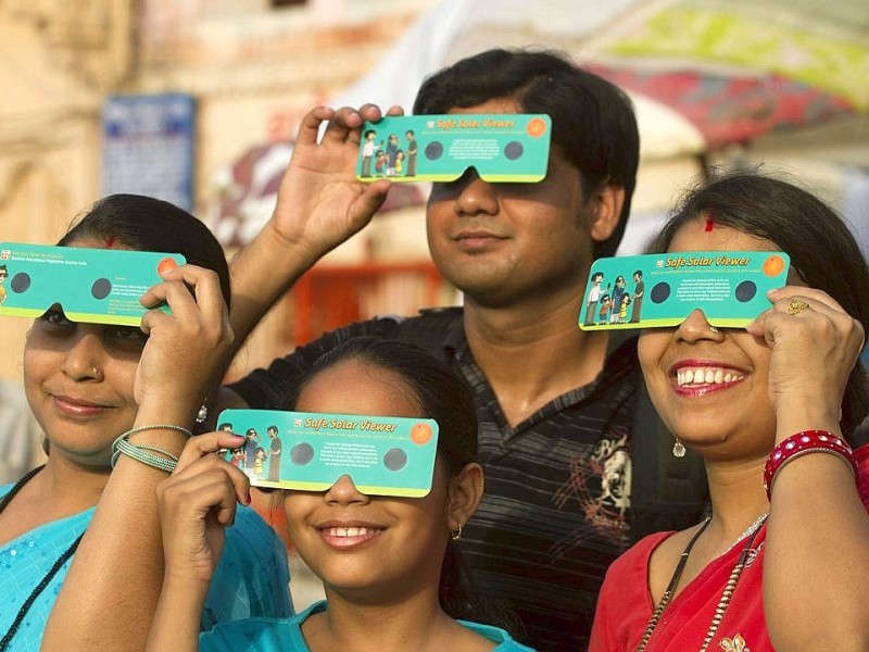 Diese Inder tragen spezielle Venustransit-Brillen zum Schutz der Augen.
