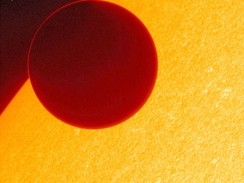 Der japanische Satellit Hinode schickte dieses Foto von der Venus vor der Sonne.