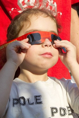 Mit Schutzbrille bestaunt dieser israelische Junge das Phänomen am Himmel.