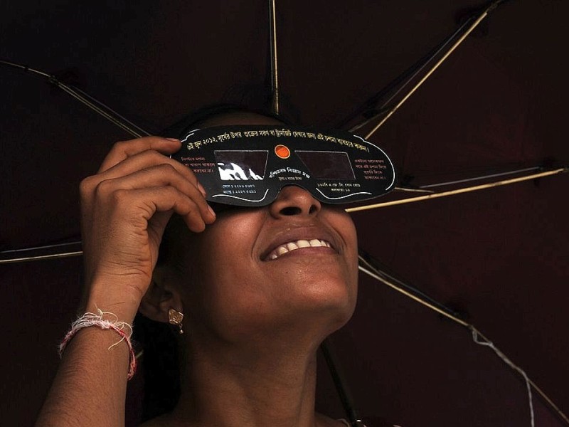 Diese Inder tragen spezielle Venustransit-Brillen zum Schutz der Augen.