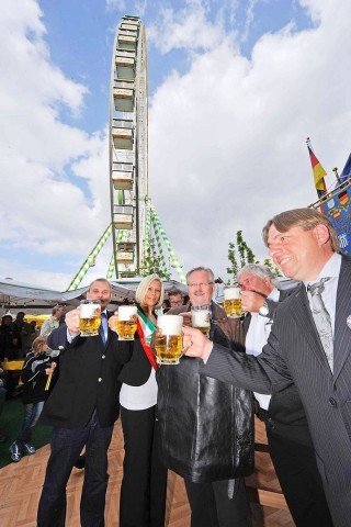 Eröffnung der Fronleichnamskirmes in Oberhausen Sterkrade.