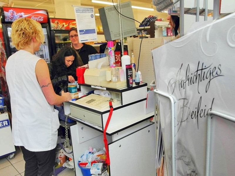 Der Ausverkauf in den Filialen der insolventen Drogeriemarktkette Schlecker soll bis zum 29.06.2012 laufen. In zwei Dortmunder Filialen an der Kampstraße und an der Kuckelke rechnen die Filialleiterinnen am 11.06.2012 jedoch damit, dass der Kundenansturm auf die preisreduzierten Artikel zu einer früheren Schleißung der Geschäfte führen wird.Im Bild:  Filiale an der Kampstraße, Filialleiterin Alexandra Weber