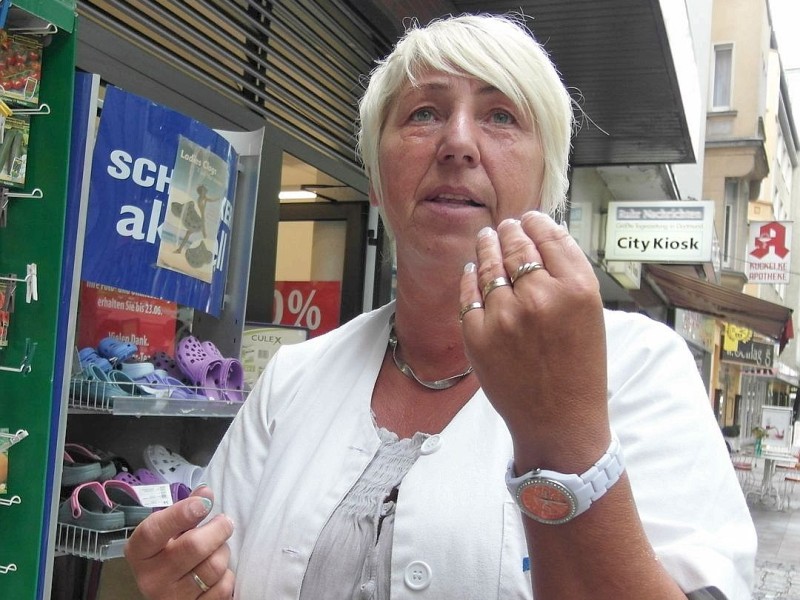 Der Ausverkauf in den Filialen der insolventen Drogeriemarktkette Schlecker soll bis zum 29.06.2012 laufen. In zwei Dortmunder Filialen an der Kampstraße und an der Kuckelke rechnen die Filialleiterinnen am 11.06.2012 jedoch damit, dass der Kundenansturm auf die preisreduzierten Artikel zu einer früheren Schleißung der Geschäfte führen wird.Im Bild: Filiale an der Kuckelke, Filialleiterin Susanne  Rätz