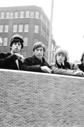 ...beginnt in den Sechzigern. Dieses Foto von 1964 zeigt Mick Jagger, Keith Richards, Charlie Watts, Brian Jones (1942 - 1969) and Bill Wyman. Der rockige Gegenetwurf zu den anfänglich so braven Beatles.  Lange Haare...