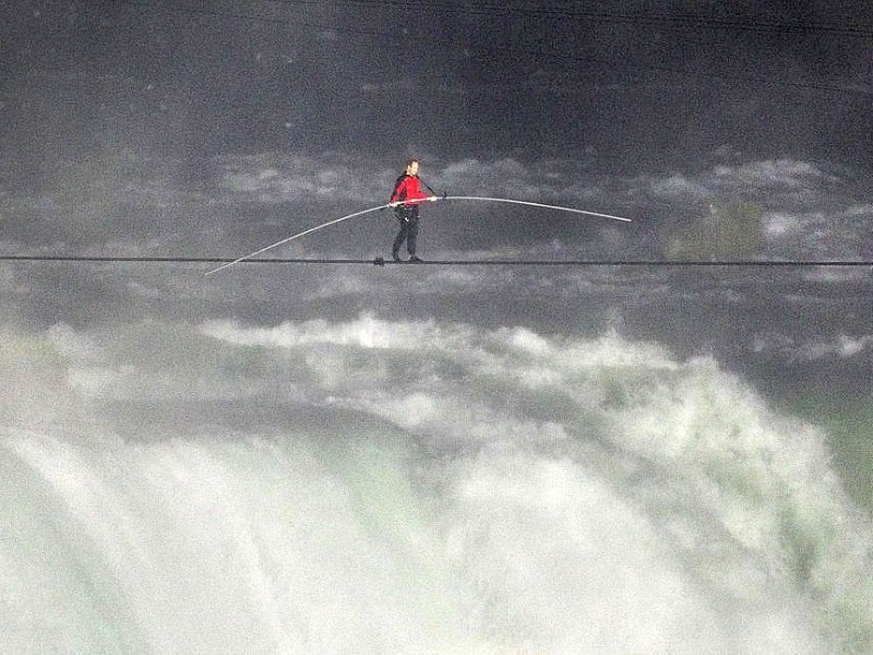 US-Akrobat Nik Wallenda überquert die Niagara-Fälle auf dem Hochseil.