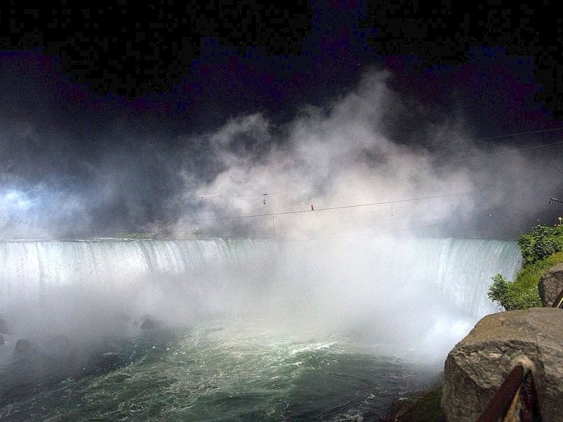 US-Akrobat Nik Wallenda überquert die Niagara-Fälle auf dem Hochseil.