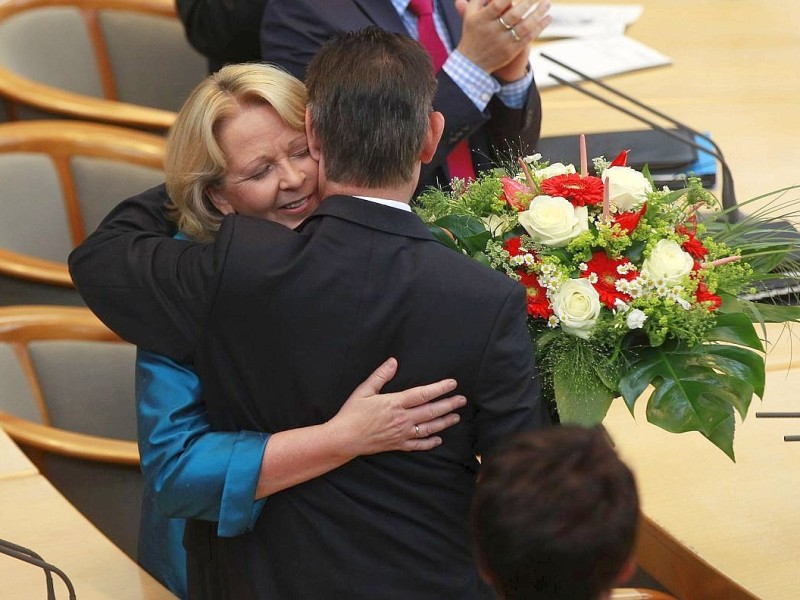 Nach der Wiederwahl überreicht Landtagsabgeordneter Norbert Römer einen Strauss Blumen an Ministerpräsidentin Kraft.