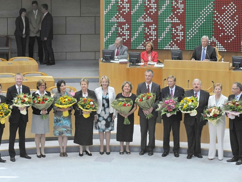 Die im Juli 2010 gewählten Minister der nordrhein-westfälischen Landesregierung,  Justizminister Thomas Kutschaty (SPD, v.l.), Innenminister Ralf Jäger (SPD), die Ministerin für Familie, Sport, Kultur, Ute Schäfer (SPD), die Ministerin für Gesundheit und Senioren, Barbara Steffens (Die Grünen), die Schulministerin Sylvia Löhrmann (Die Grünen), Ministerpräsidentin Hannelore Kraft (SPD), die Wissenschaftsministerin Svenja Schulze (SPD), Umweltminister Johannes Remmel (Die Grünen), der Wirtschaftsminister Harry Kurt, Sozialminister Guntram Schneider (SPD), die Europaministerin Angelica Schwall-Düren und der Finanzminister Norbert Walter-Borjans (SPD) stehen im Landtag in Düsseldorf nach der Vereidigung im Plenum.