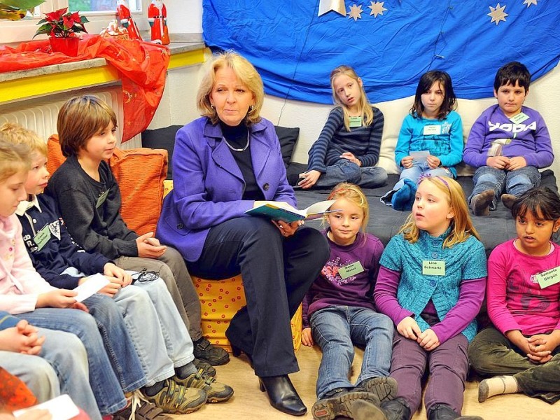 Im Rahmen des bundesweiten Vorlesetages im Jahr 2010 liest Ministerpräsidentin Hannelore Kraft Schülern der Pestalozzi Grundschule in Mülheim vor.
