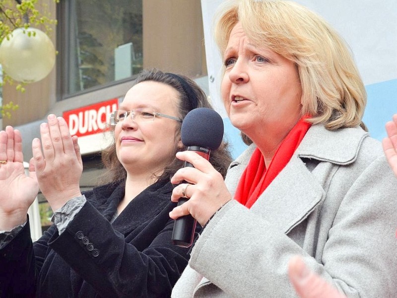 Im April macht Hannelore Kraft (r.) während ihrer Wahlkamptour 2012 Station auf dem Neumarkt in Gelsenkirchen. Links neben ihr steht die SPD-Generalsekretärin Andrea Nahles.