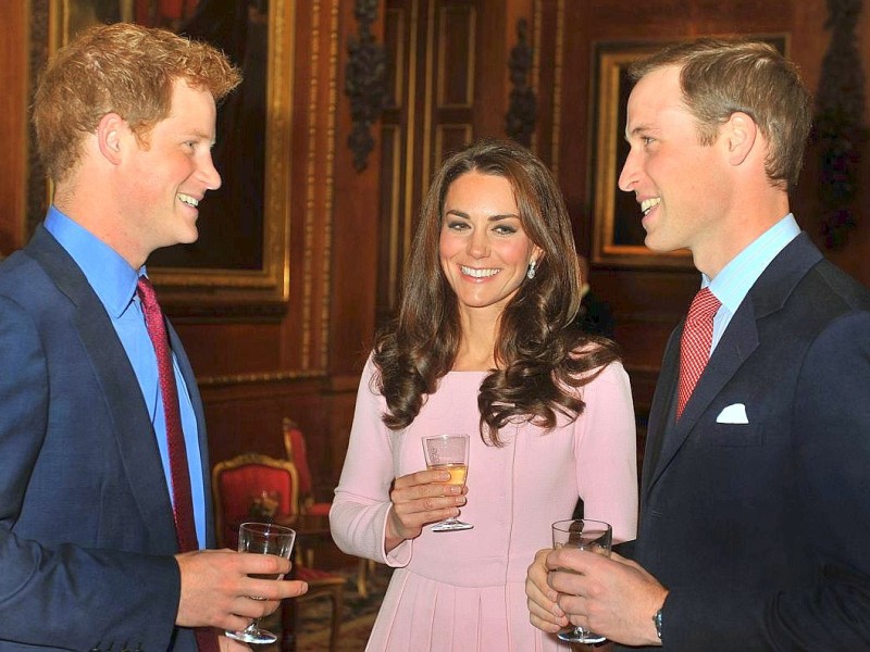 Bei dem 60. Thronjubiläum der Queen im Juni 2012 treffen sich die Prinzenbrüder Prinz William und Prinz Harry auf Schloss Windsor in London.