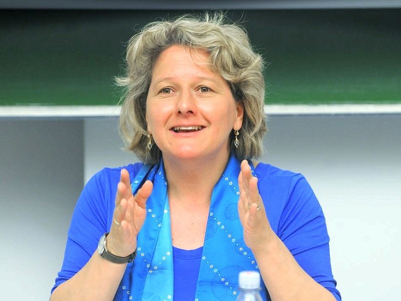 Svenja Schulze (SPD) ist Ministerin für Innovation, Wissenschaft und Forschung. Die Münsteranerin rückte mit 29 Jahren erstmals in den Landtag ein, als bisher jüngste NRW-Abgeordnete. Sie ist zuständig für die Universitäten und Hochschulen im Land, für Forschung und Technologie.