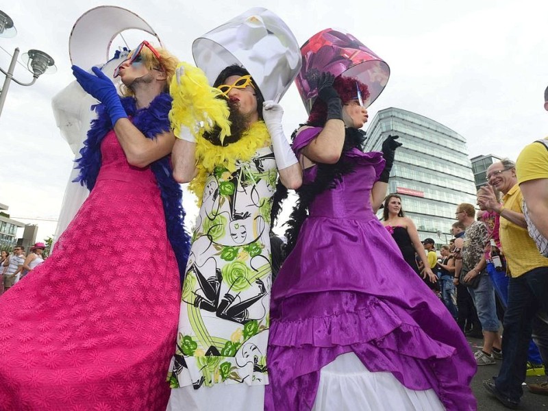 Begleitet von Hunderttausenden Schaulustigen zogen beim CSD etwa 40 Wagen und 20 Fußgängergruppen durch Berlin.