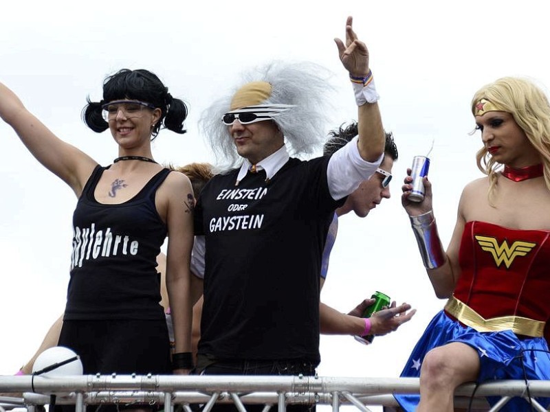 Begleitet von Hunderttausenden Schaulustigen zogen beim CSD etwa 40 Wagen und 20 Fußgängergruppen durch Berlin.