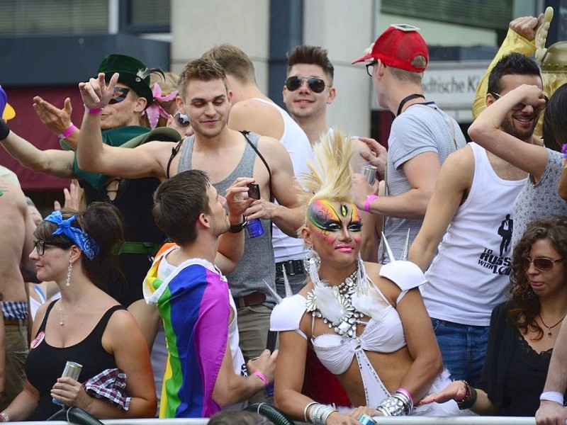 Begleitet von Hunderttausenden Schaulustigen zogen beim CSD etwa 40 Wagen und 20 Fußgängergruppen durch Berlin.