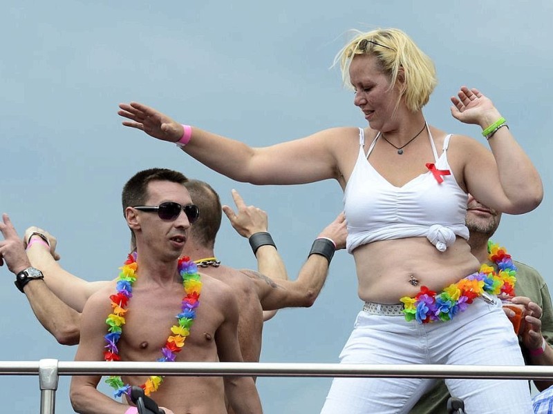 Begleitet von Hunderttausenden Schaulustigen zogen beim CSD etwa 40 Wagen und 20 Fußgängergruppen durch Berlin.