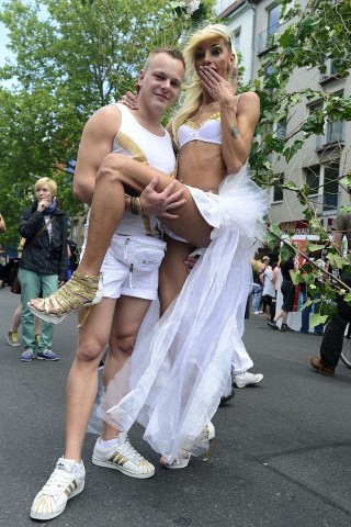 Begleitet von Hunderttausenden Schaulustigen zogen beim CSD etwa 40 Wagen und 20 Fußgängergruppen durch Berlin.