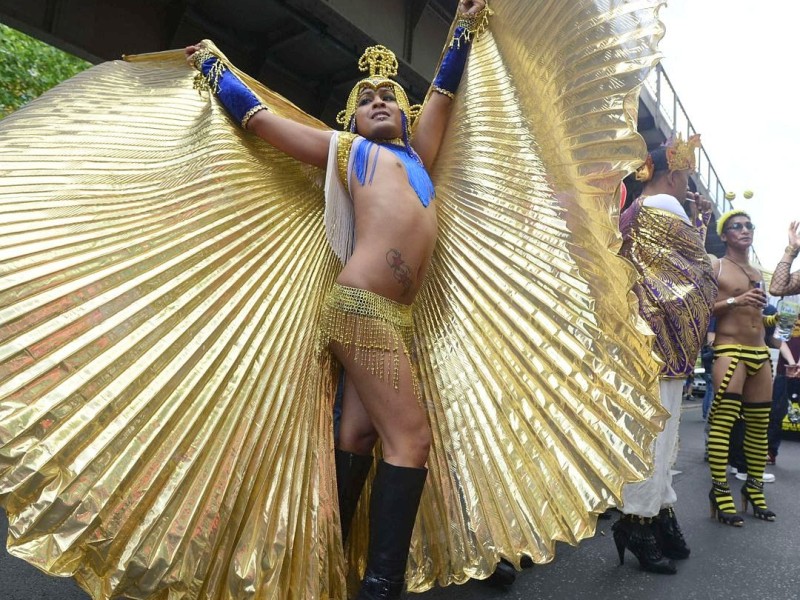 Begleitet von Hunderttausenden Schaulustigen zogen beim CSD etwa 40 Wagen und 20 Fußgängergruppen durch Berlin.